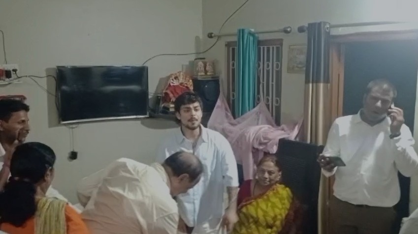 एक झलक पाने उमड़ी फैंस की भीड़.(Photo: Screengrab)