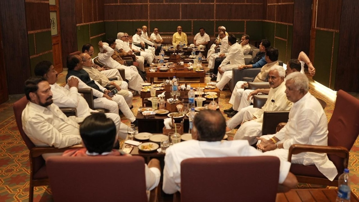 कर्नाटक की डिनर पॉलिटिक्स क्या है. (Photo: PTI)