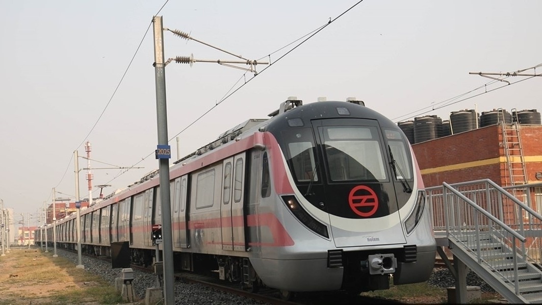 दिल्ली मेट्रो लाइन पर केबल चोरी होने से ट्रेन की स्पीड पर ब्रेक लग गया (Photo-ITG)