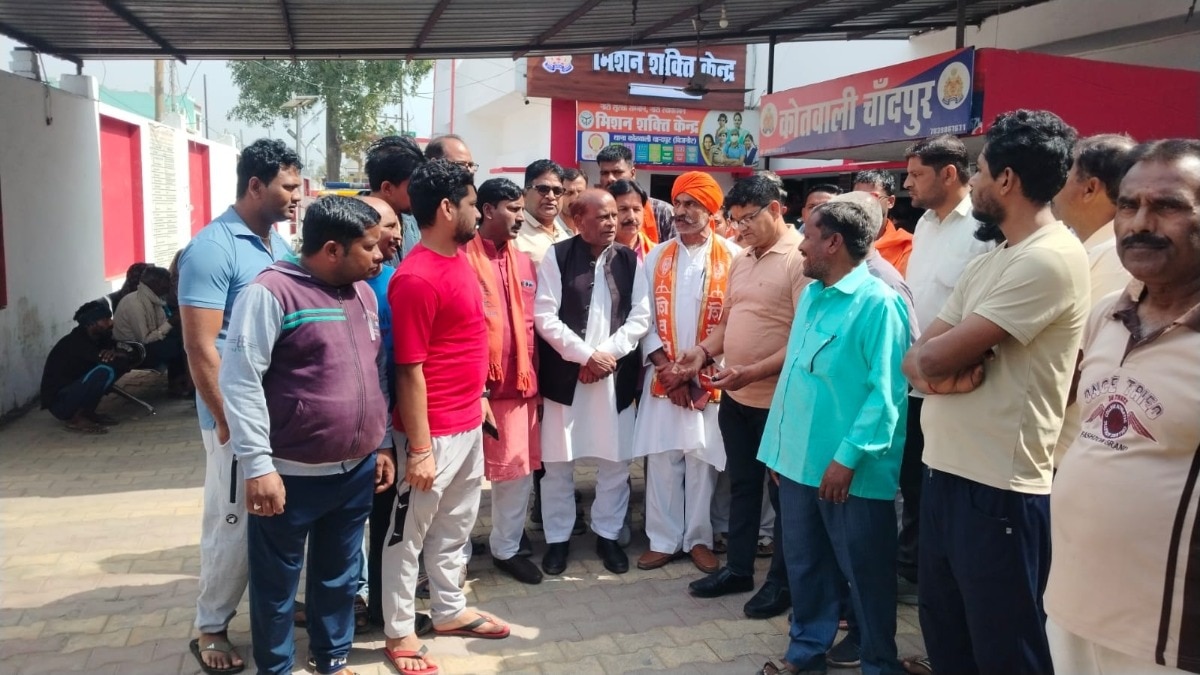 बिजनौर में छात्राओं के लापता होने पर फूटा लोगों का गुस्सा (Photo- ITG)