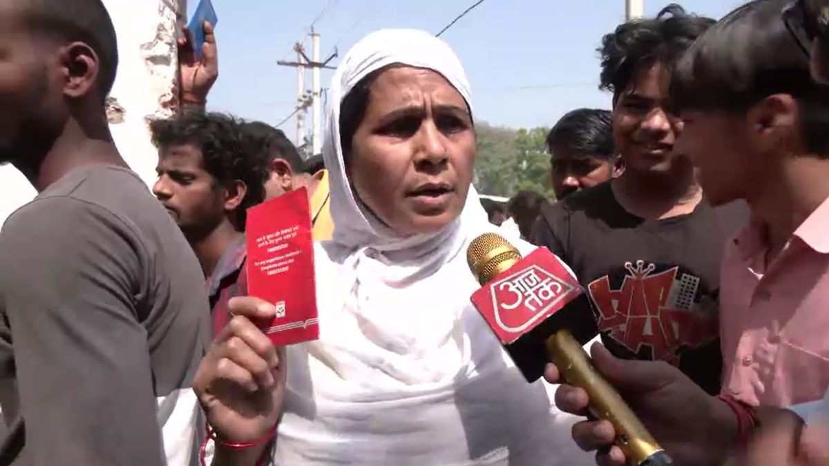 गैस सिलेंडर के लिए लाइन में लगी रही महिला. (Photo: Screengrab)