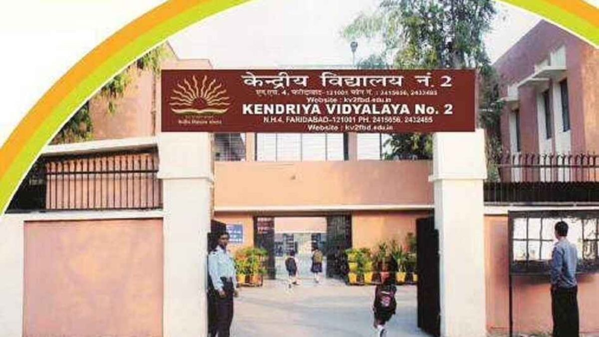 KVS ने नोटिस जारी कर स्कूल के लोगो और यूनिफॉर्म को लेकर बड़ी चेतावनी दी है.  (Photo: kvsangathan.nic.in)