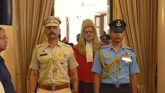 शपथ दिलाते समय मुख्य न्यायाधीश सुजॉय पॉल ने लाल रंग का गाउन और विग पहन रखा था. ( Photo: IANS )