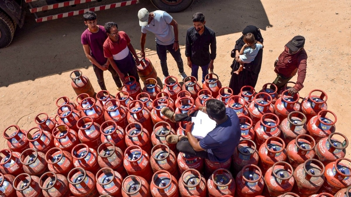 LPG संकट से निपटने के लिए सरकार की दलीलें अपनी जगह हैं, लेकिन सिलेंडर के लिए जद्दोजहद देशभर में हो रही है.