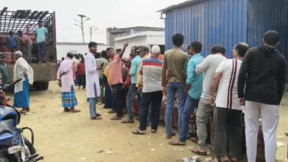 दरभंगा के गैस गोदामों पर उमड़ी सैकड़ों की भीड़.(Photo:ITG)