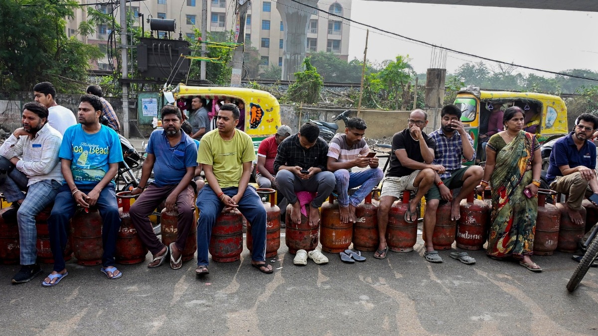 ऊर्जा संकट की आशंका के बीच सरकार की अपील - अफवाहों से बचें, पैनिक बाइंग न करें (Photo: PTI)