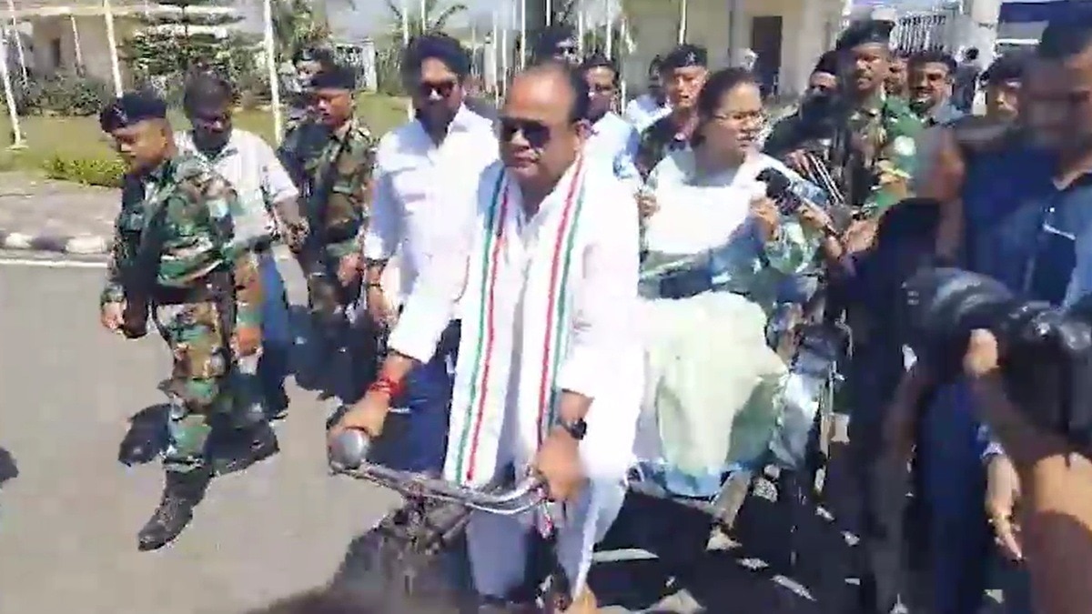  The ruling alliance protest against the shortage of gas cylinder