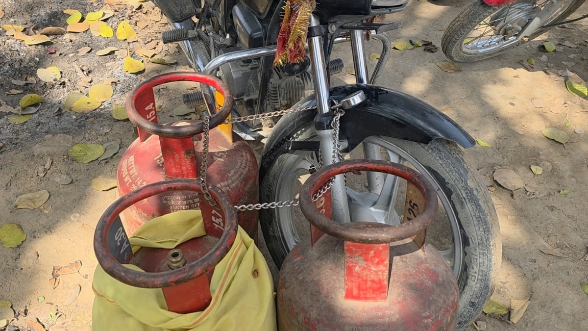 चंदौली में गैस सिलेंडर के लिए मारामारी (Photo- ITG)