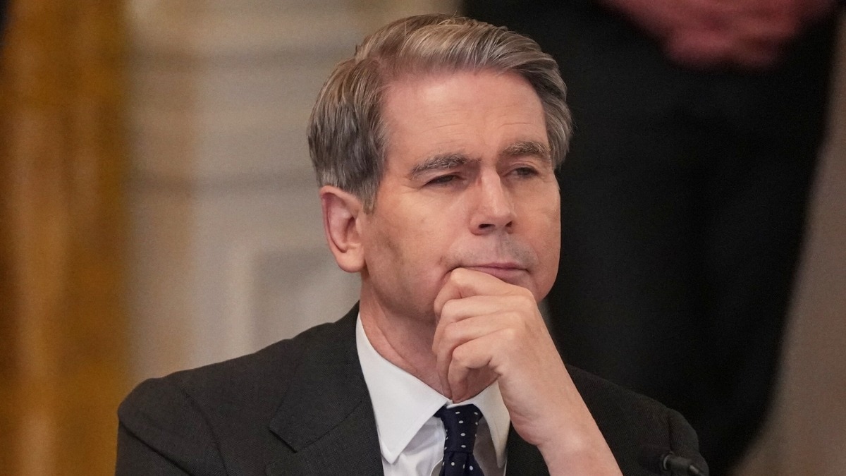 अमेरिका के ट्रेजरी सचिव स्कॉट बेसेंट को लाइव इंटरव्यू बीच में रोकना पड़ा (Photo: AP)