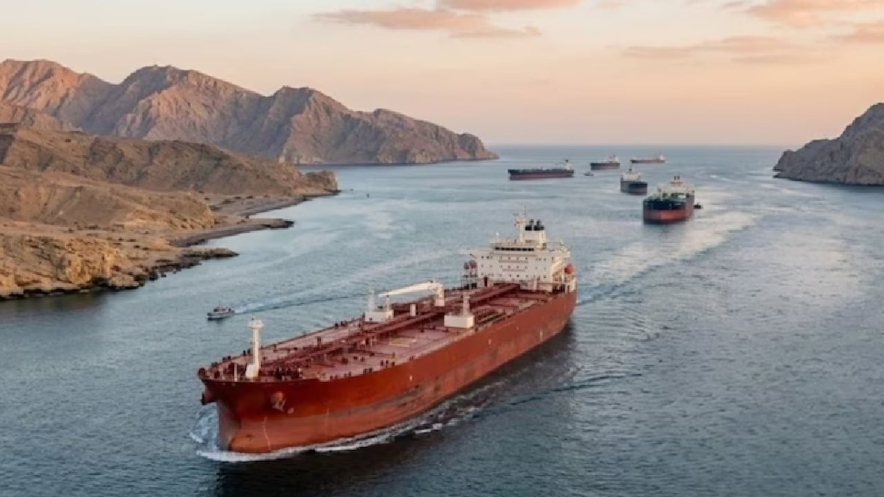 स्ट्रेट ऑफ होर्मुज पर भारत के जहाजों को ग्रीन सिग्नल, ईरान बोला- इंडिया हमारा दोस्त - India's a friend Iran signals safe passage through Strait of Hormuz amid tensions lclar - AajTak