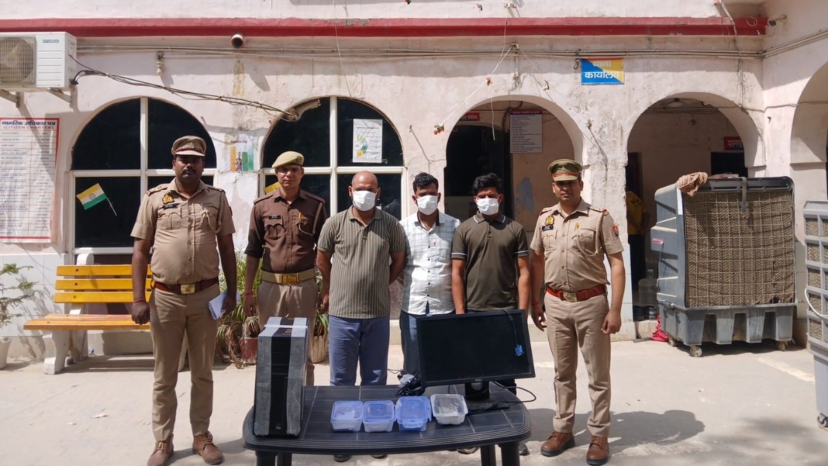 पुलिस की गिरफ्त में फ्रॉड गिरोह के आरोपी.(Photo: Arun Tyagi/ITG)