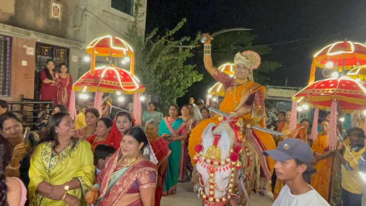 घोड़ी पर निकली दुल्हन की बारात (Photo:  Dhananjay B.Sable/ITG)