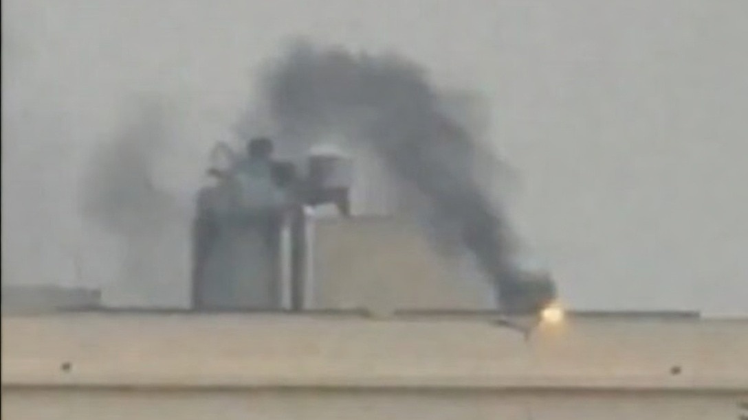 बगदाद में अमेरिकी एंबेसी के भीतर मिसाइल धमाका (Photo: Screengrab)