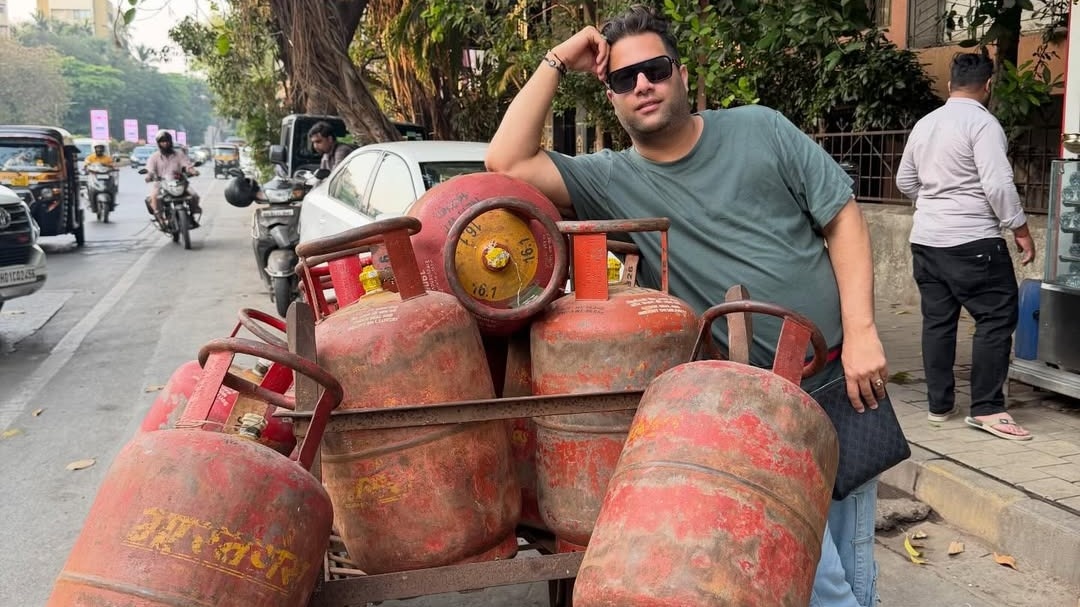 LPG सिलेंडर बेचकर कमाई कर रहे राजीव (Photo: Instagram @rajivadatia)