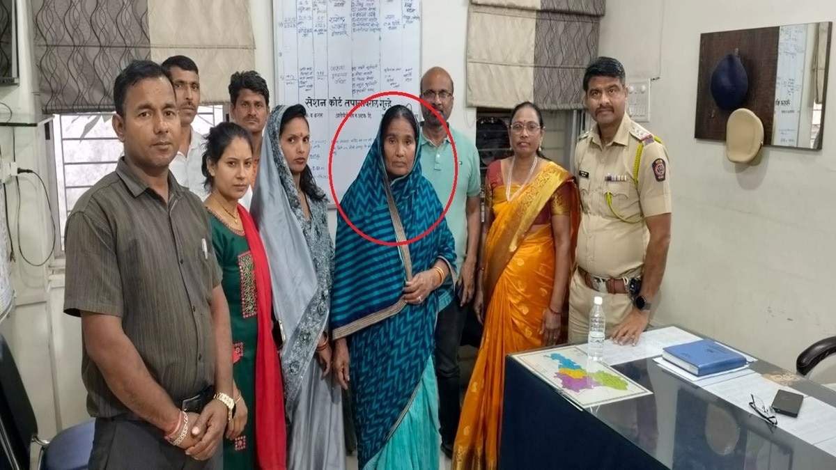 बुजुर्ग महिला को लोगों ने बच्चा चोर समझकर पीट दिया. (Photo: Screengrab)