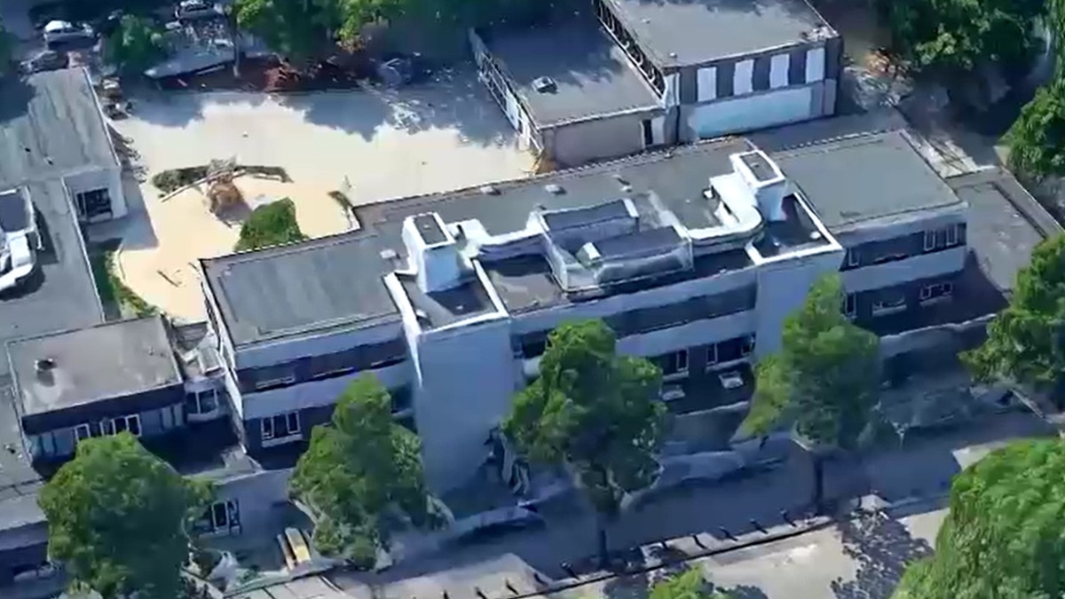 एम्सटर्डम ब्लास्ट से स्कूल की इमारत को नुकसान पहुंचा है. (Photo- Reuters)