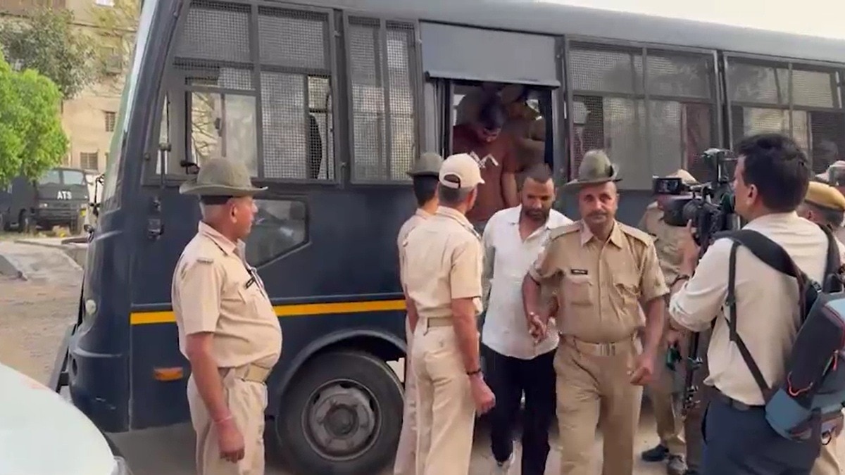 आरोपियों को पकड़कर ले जाती पुलिस. (Photo: Screengrab)