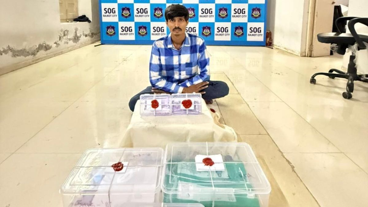 आरोपी प्रिंटर लगाकर छापने लगा नकली नोट. (Photo: Screengrab)