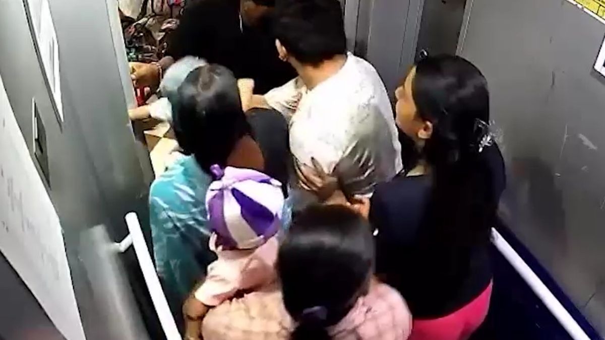 लिफ्ट के दरवाजे में फंस गया बच्ची का हाथ. (Photo: Screengrab)