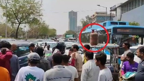 सिलेंडर लेकर किया प्रदर्शन.(Photo: Screengrab)