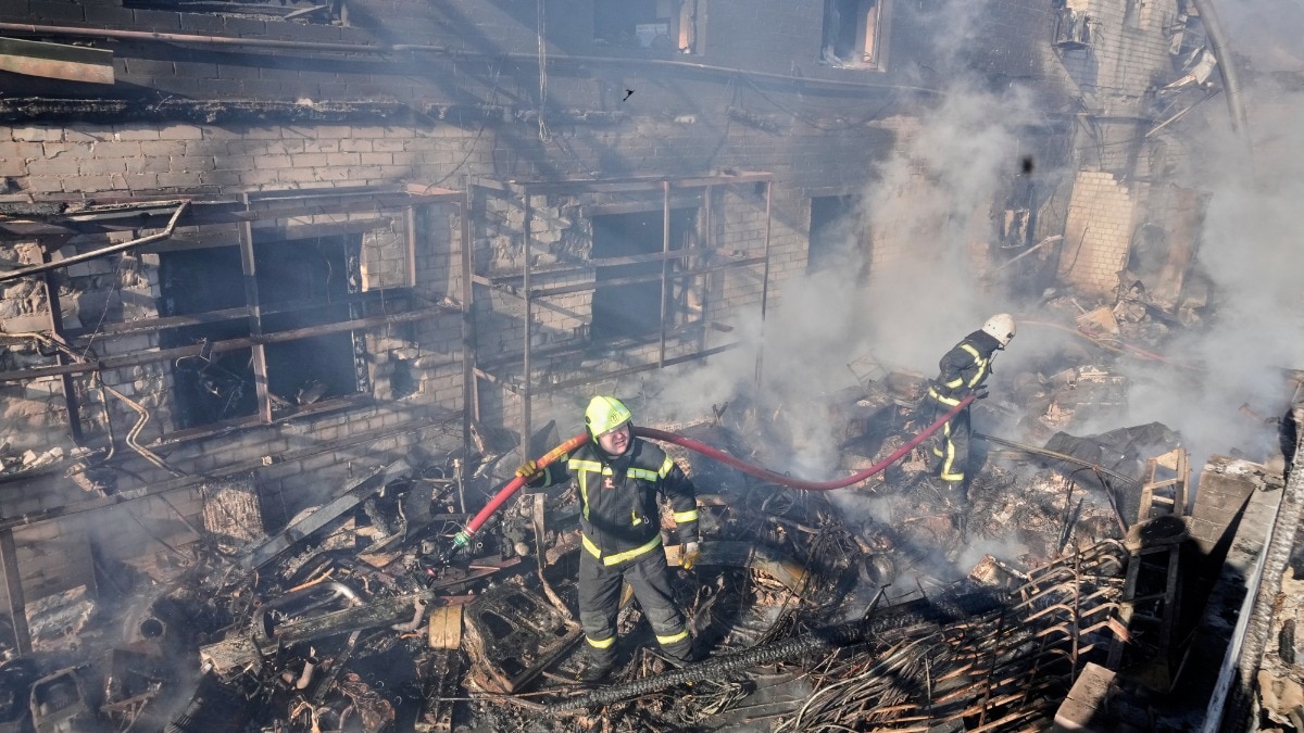 रूस में मिसाइल हमले के बाद मलबे का दृश्य (Photo: AP)