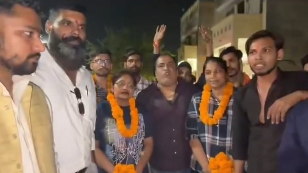  जेल से छूटने के बाद महिलाओं का स्वागत करते हिंदू रक्षा दल के कार्यकर्ता. (Photo: Rahul Kumar/ITG)