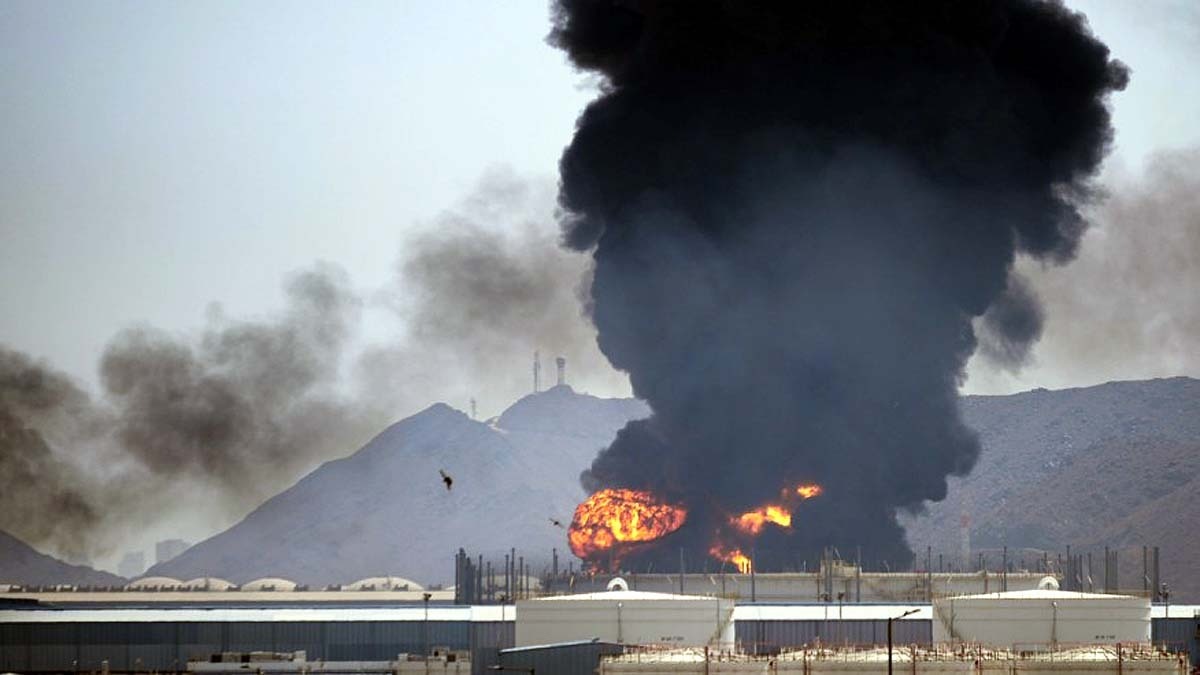 ईरान से यूएई के अमेरिकी ठिकाने पर ड्रोन हमला किया, ड्रोन इंटरसेप्ट किया तो वह तेल डिपो पर गिरा, जिससे आग लग गई. (Photo: AP)
