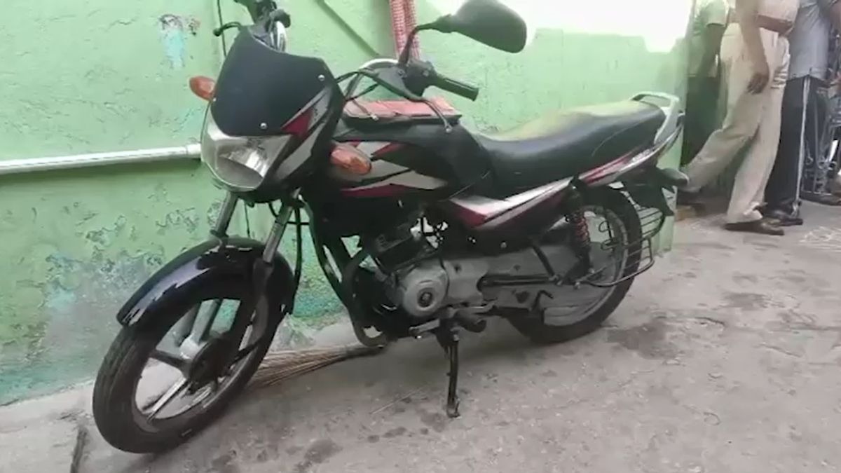 घर में रातभर चालू रहा बाइक का इंजन. (Photo: Screengrab)