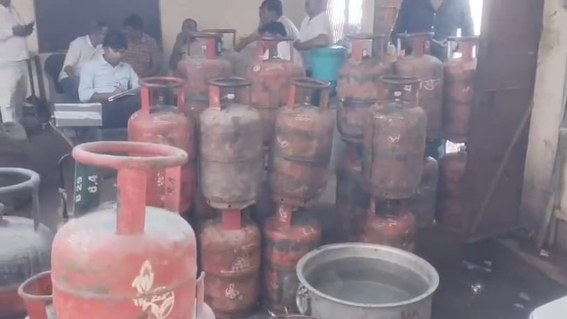 अवैध रिफिलिंग का भंडाफोड़.(Photo: Umesh Mishra/ITG)