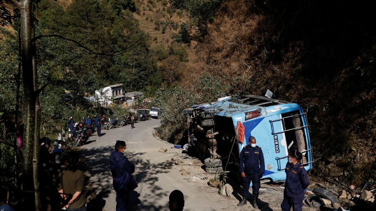 मनकामना मंदिर से लौट रहे भारतीय श्रद्धालुओं की बस दुर्घटनाग्रस्त (Photo: Reuters)