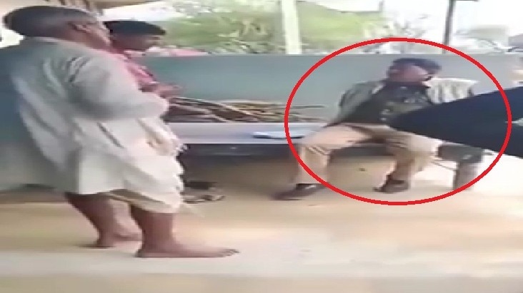 सिपाही का घूस लेते वीडियो हुआ वायरल. (Photo: Screengrab)