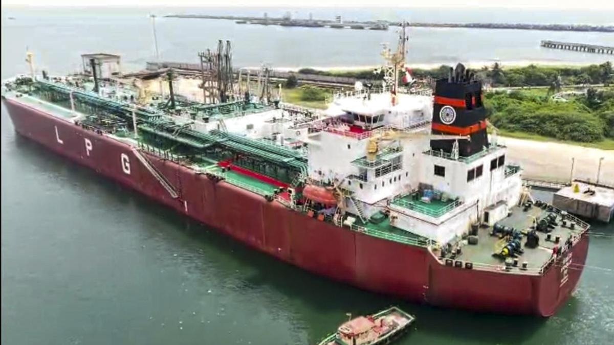 हॉर्मुज की घेराबंदी तोड़ मुंद्रा पोर्ट पहुँच रहा 'शिवालिक' (Photo-PTI)