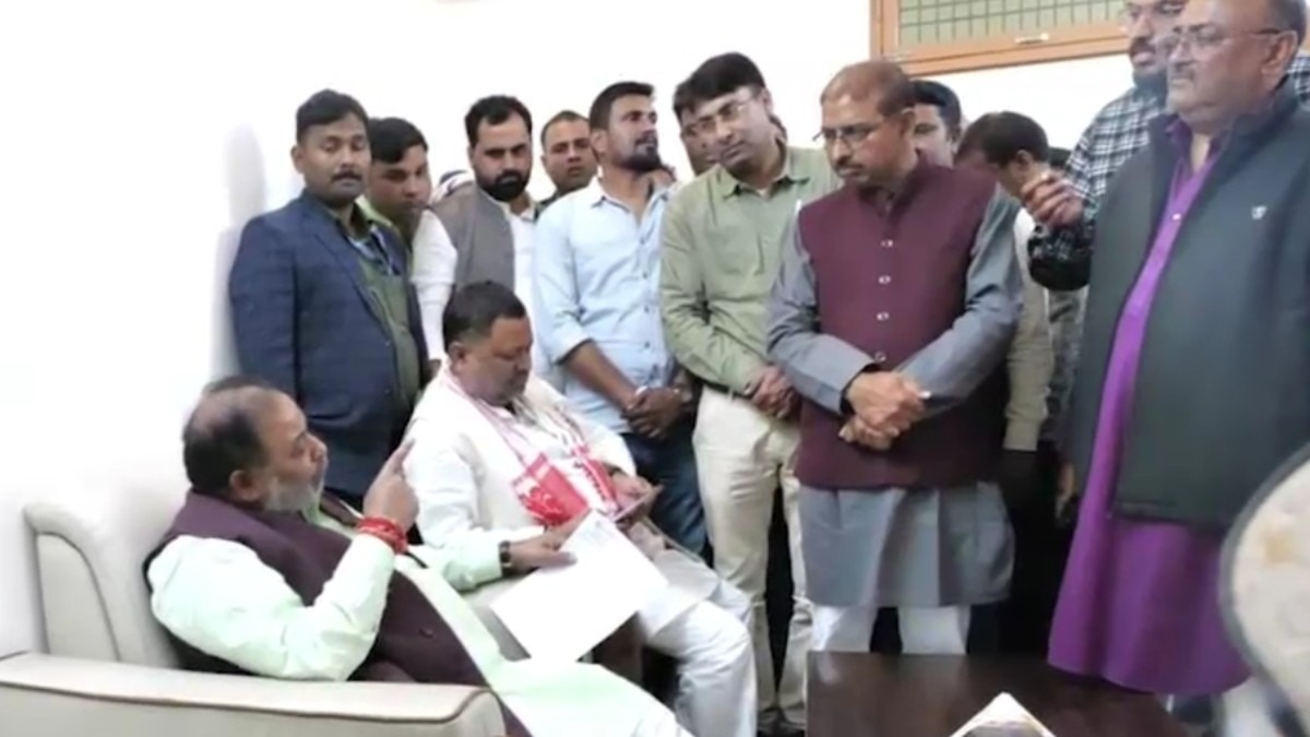 गेस्ट हाउस में शिक्षक को दी बाहर निकालने की चेतावनी.(Photo:ITG)