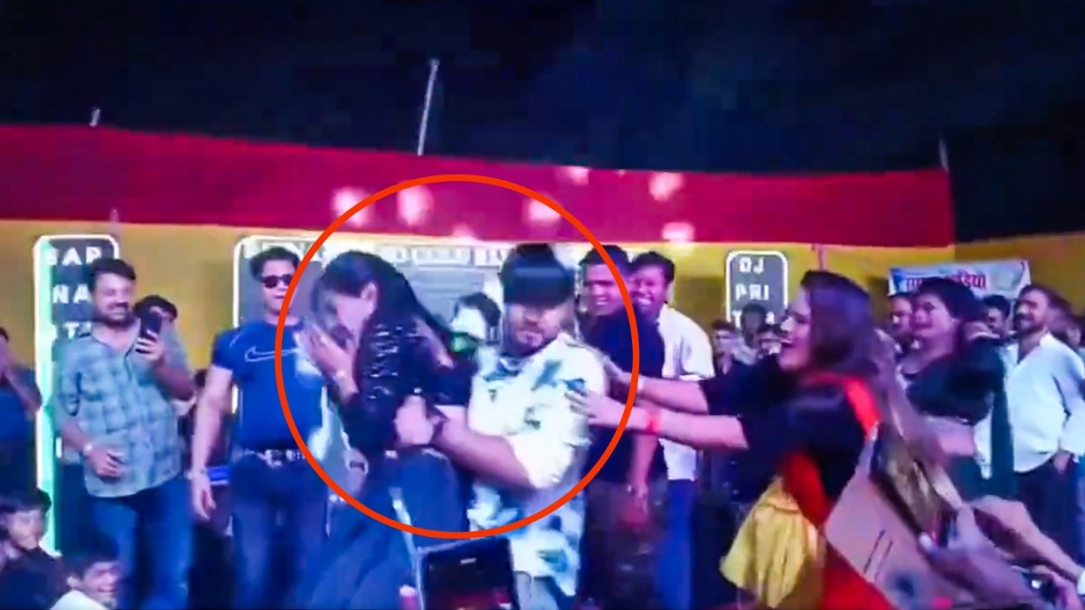 डांसर को नीचे फेंकता सिंगर (Photo: Screengrab)
