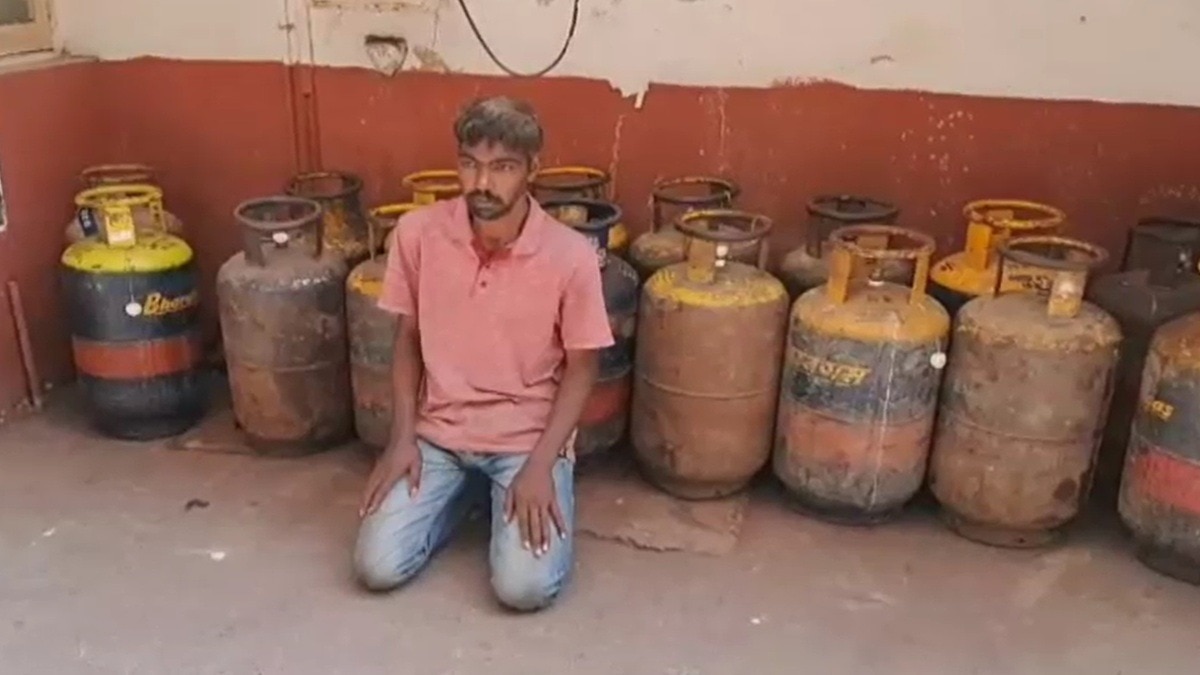 सिलेंडर चुराने वाला आरोपी अरेस्ट (Photo: Screengrab)