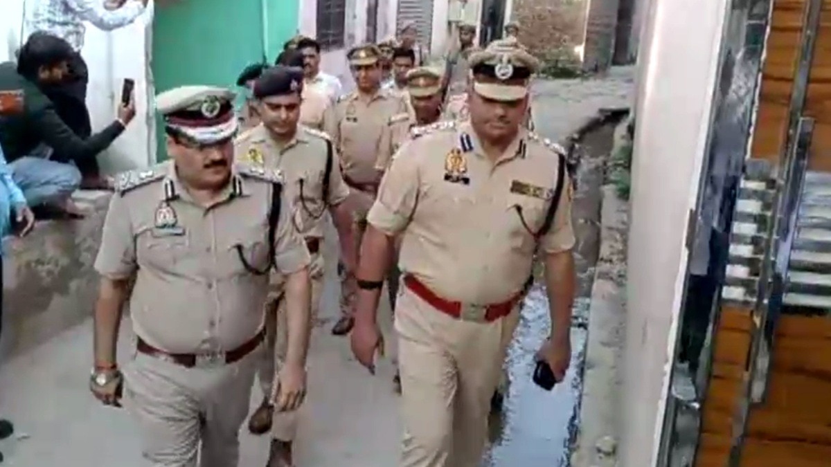 मौके पर पहुंचे एडीजी और एसपी.(Photo:Screengrab)