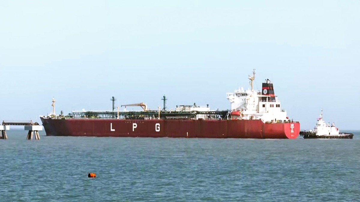 सोमवार को भारत का 'शिवालिक' जहाज एलपीजी लेकर मुंद्रा बंदरगाह पहुंचा