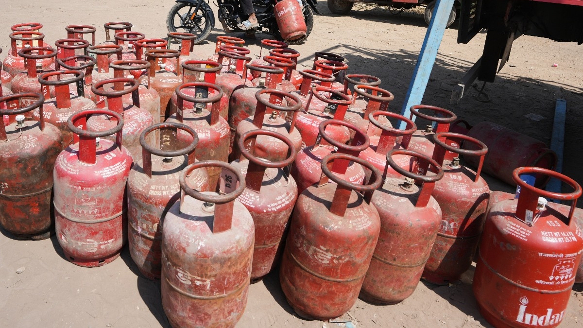 होर्मुज स्ट्रेट बंद होने के बाद देश में गैस की किल्लत हो गई है. (Representational Photo: AP)