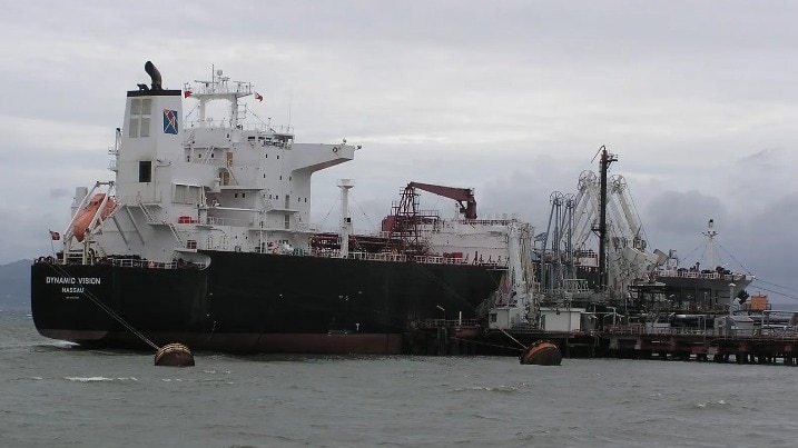 नंदा देवी जहाज गुजरात स्ट्रेट होर्मुज क्रॉस करके गुजरात के बंदरगाह पहुंचा.