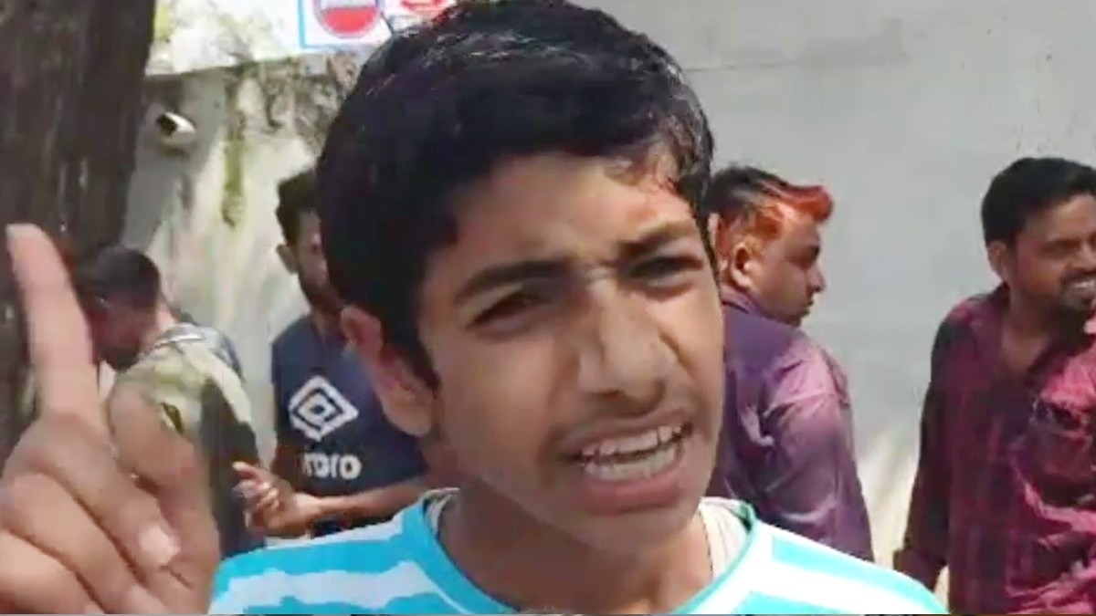 गैस की लाइन में लगे 14 साल के बच्चे का वीडियो वायरल.(Photo:Screengrab)