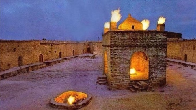 अज़रबैजान का 'आतिशगाह' अग्नि मंदिर न केवल पारसियों के लिए, बल्कि भारतीय हिंदू और सिख व्यापारियों के लिए भी आस्था का बड़ा केंद्र था