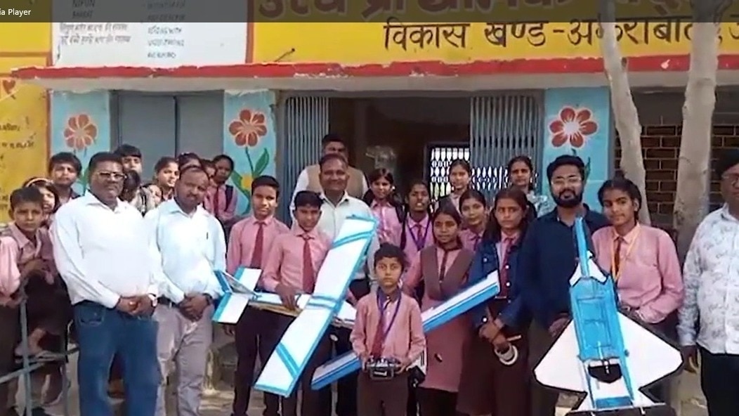 , ‘यूएफ-22 रैप्टर’ जैसा उड़ने वाले मॉडल के साथ बच्चे व टीचर (Photo ITG)