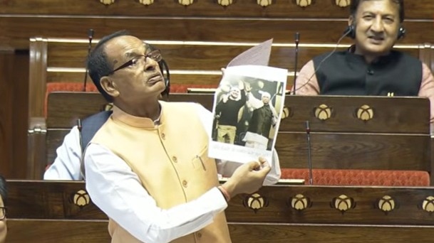 शिवराज सिंह चौहान के राज्यसभा में तस्वीर दिखाने पर कांग्रेस ने की आपत्ति (Photo: Screenshot)