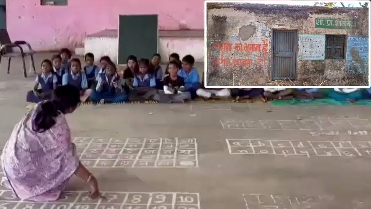 स्कूल में जमीन पर लिखी वर्णमाला से सीख रहे ककहरा.(Photo:Screengrab)