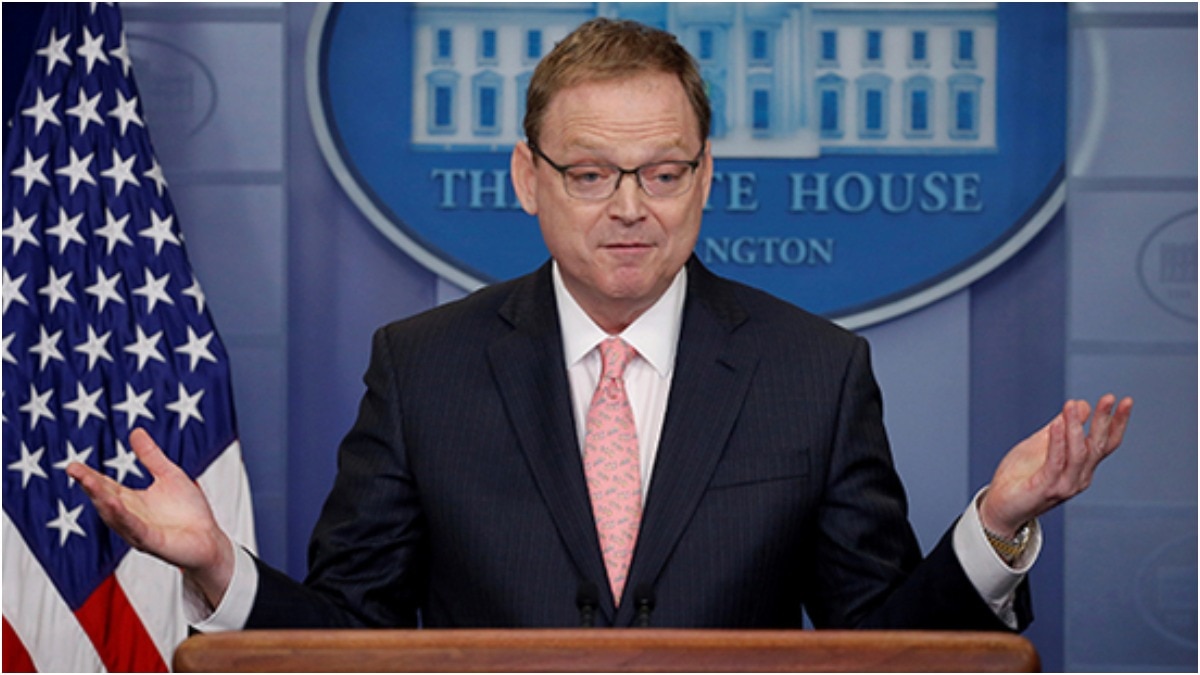 व्हाइट हाउस के आर्थिक सलाहकार केविन हैसेट ने कहा कि एशिया से अमेरिका को होने वाली तेल आपूर्ति में कमी आ सकती है. (Photo: AP)