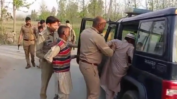 मुठभेड़ में गिरफ्तार तीन तस्करों में से एक के पैर में लगी है गोली.(Photo: Aamir Khan /ITG) 