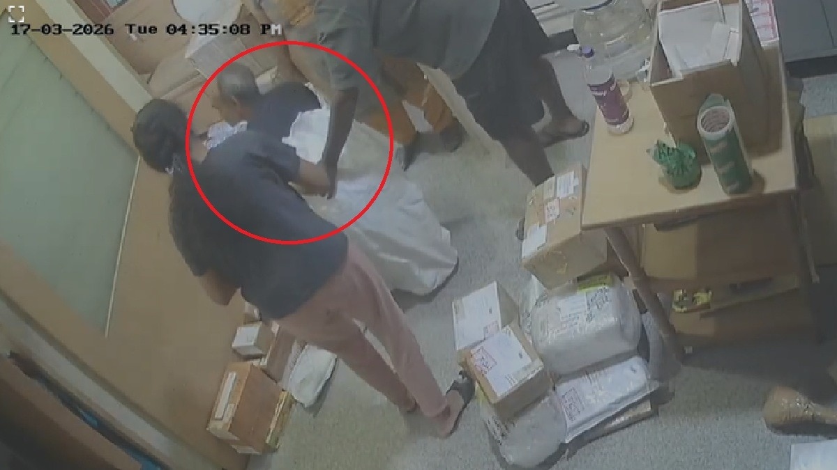 बुजुर्ग को बोरे में डाल पार्सल करने चला परिवार (Photo: itg)