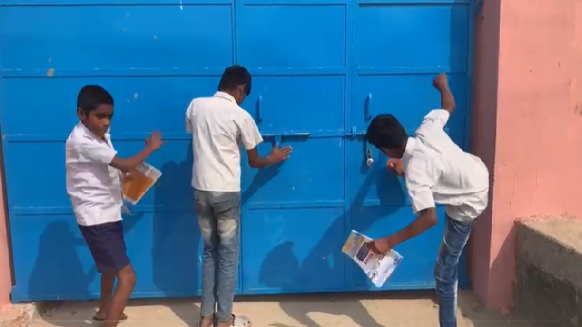 मुंगेर के सरकारी स्कूल में टीचर्स और प्रिंसिपल की चिकन पार्टी (Photo: itg)