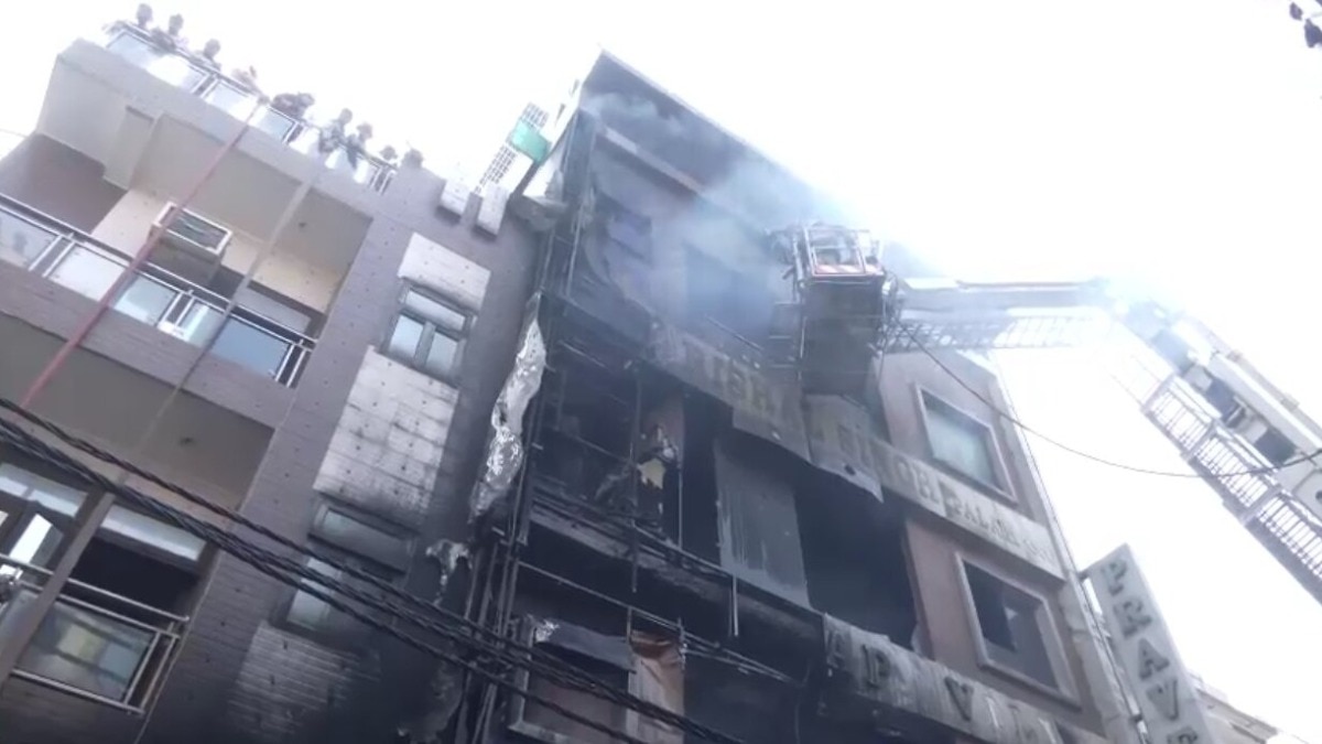 आग लगने वाली इमारत के अंदर से कई लोगों को सुरक्षित निकाला गया है. (Photo: ITG)