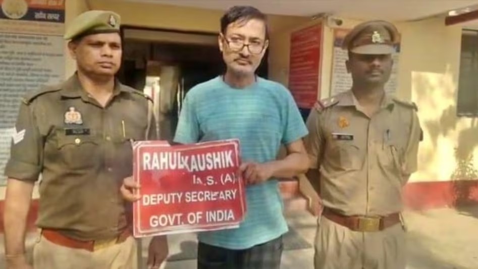 मेरठ पुलिस ने जिस राहुल कौशिक को फर्जी IAS बताकर गिरफ्तार किया था उन्होंने  अब असली अधिकारी होने के सबूत पेश किए (Photo: ITG)